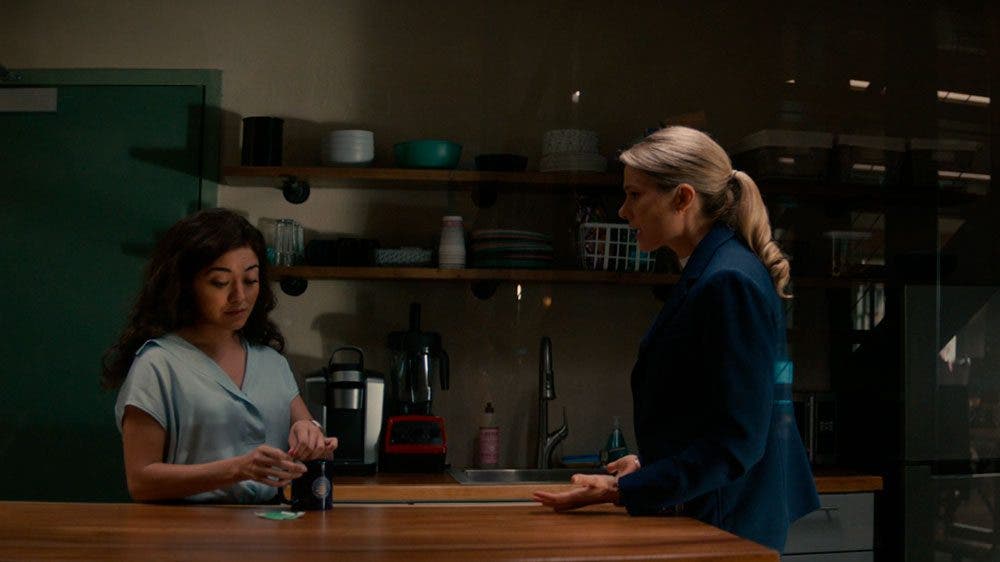 Lucy y Kate hablando en la cocina