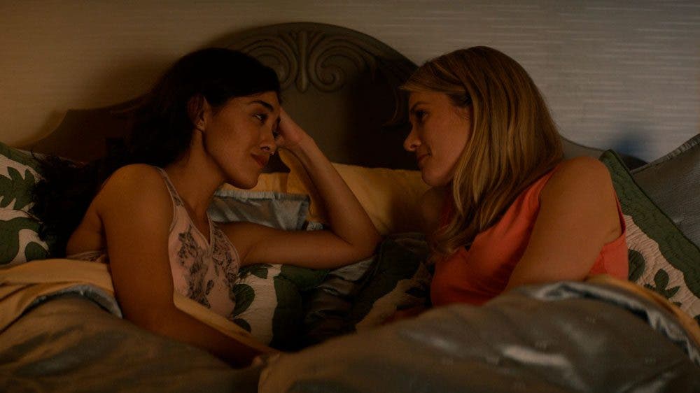 Lucy y Kate platicando antes de dormir