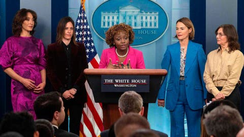 Jennifer Beals, Katherine Moenning, Leisha Hailey y Ilene Chaiken hablando en la Casa Blanca