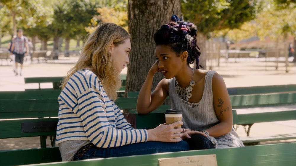 Nomi y Amanita hablando en el parque