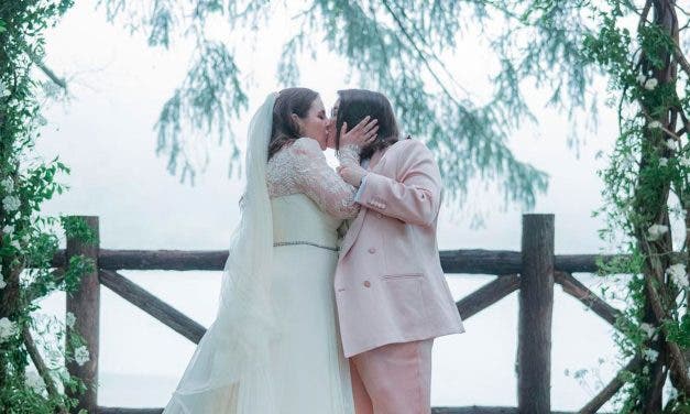 Beanie Feldstein y Bonnie-Chance Robert nos enseñan las primeras fotos de su boda de ensueño