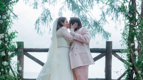 Beanie Feldstein y Bonnie-Chance Robert besándose el día de su boda