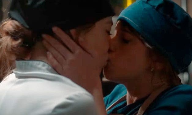 4 Estrellas nos enseña un beso lésbico ¿tendremos pareja de chicas en la serie?