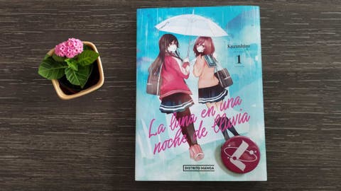 El manga de "La luna en una noche de lluvia" sobre una mesa