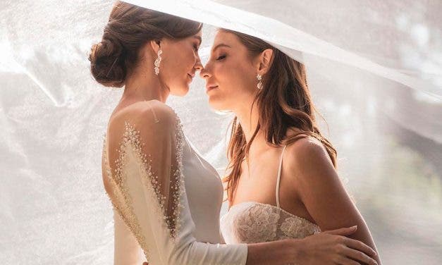 Pronovias defiende su campaña con dos novias y le contesta a los homófobos que el amor siempre gana