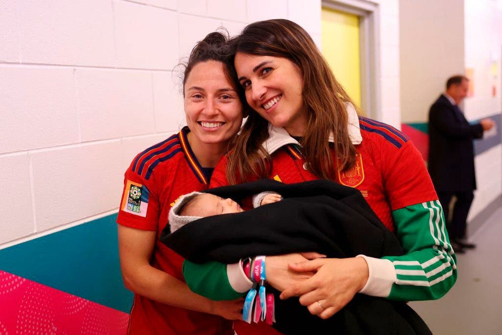 Ivana Andrés celebrando con su esposa e hija