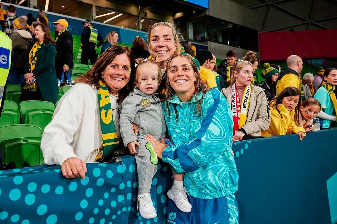 Katrina Gorri posando con su prometida Clara Markstedt y su hija Harper