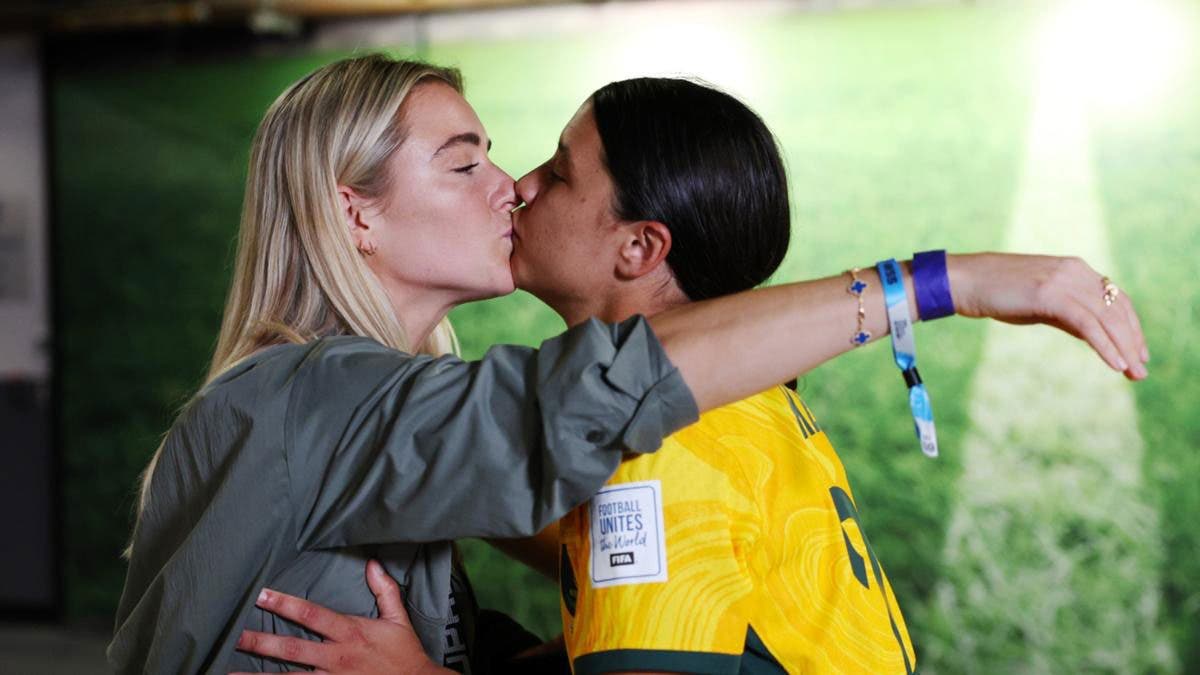 Kristie Mewis y Sam Kerr besándose