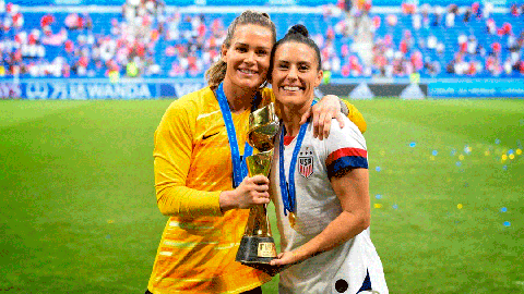 Ashlyn Harris y Ali Krieger abrazadas