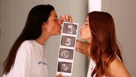 Alba y Dulceida posando con la ecografía de su bebé