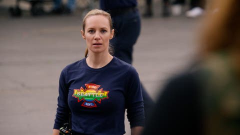 Maya con la camiseta del Orgullo LGBTQ