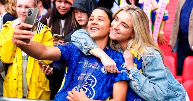 Sam Kerr y Kristie Mewis tomándose una foto juntas